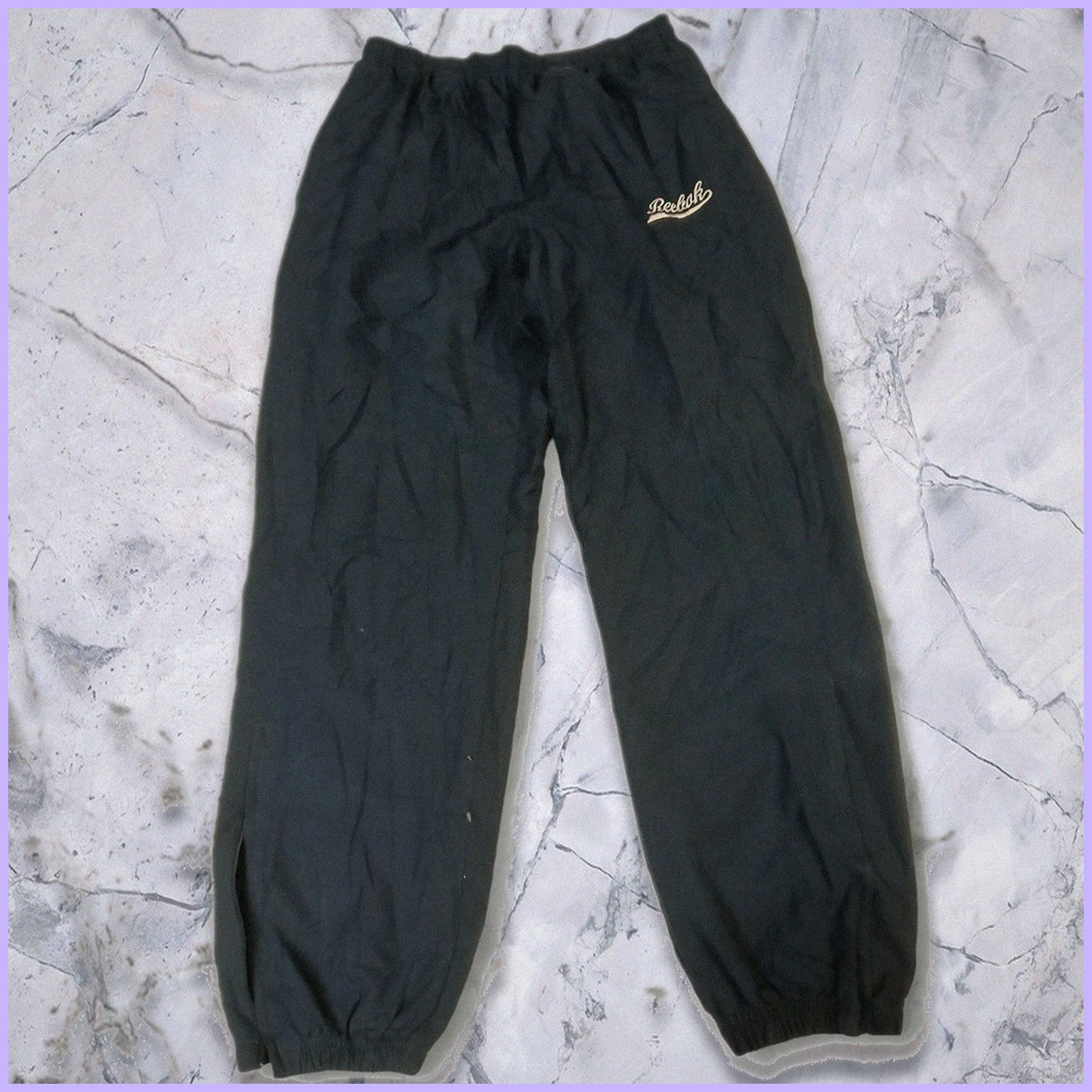 Entdecke unsere Vintage Track Pants von Nike und anderen Marken, erhältlich bei Valuxery.de - Dein Shop für trendige Vintage - Kleidung. Unsere Track Pants sind aus hochwertigen Materialien und