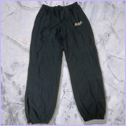 Entdecke unsere Vintage Track Pants von Nike und anderen Marken, erhältlich bei Valuxery.de - Dein Shop für trendige Vintage - Kleidung. Unsere Track Pants sind aus hochwertigen Materialien und