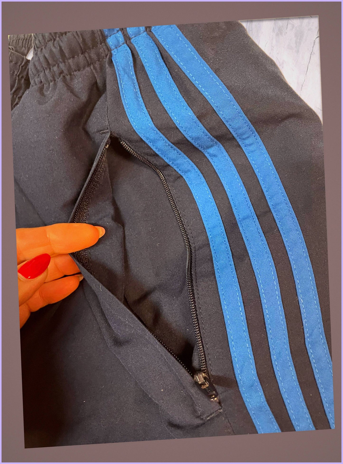 Entdecke unsere Vintage Track Pants von Nike und anderen Marken, erhältlich bei Valuxery.de - Dein Shop für trendige Vintage - Kleidung. Unsere Track Pants sind aus hochwertigen Materialien und