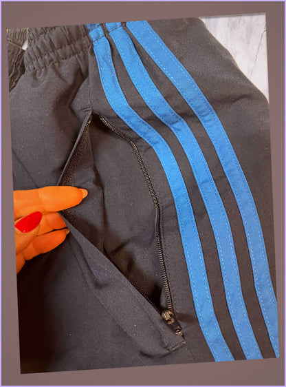 Entdecke unsere Vintage Track Pants von Nike und anderen Marken, erhältlich bei Valuxery.de - Dein Shop für trendige Vintage - Kleidung. Unsere Track Pants sind aus hochwertigen Materialien und