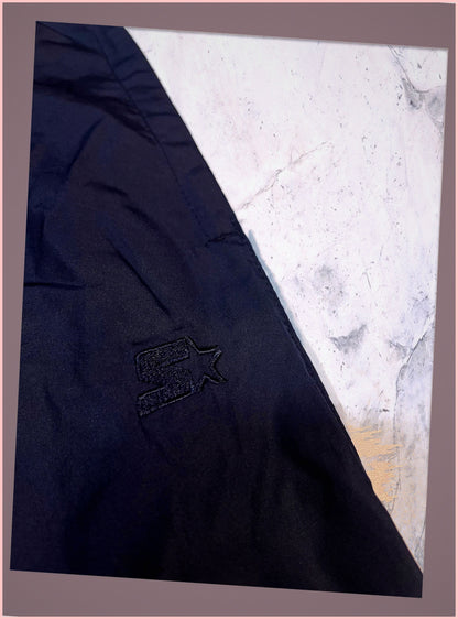 Entdecke unsere Vintage Track Pants von Nike und anderen Marken, erhältlich bei Valuxery.de - Dein Shop für trendige Vintage - Kleidung. Unsere Track Pants sind aus hochwertigen Materialien und