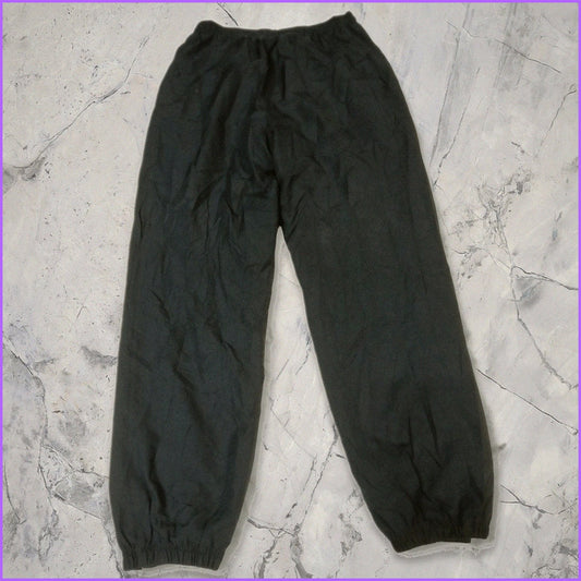 Entdecke unsere Vintage Track Pants von Nike und anderen Marken, erhältlich bei Valuxery.de - Dein Shop für trendige Vintage - Kleidung. Unsere Track Pants sind aus hochwertigen Materialien und