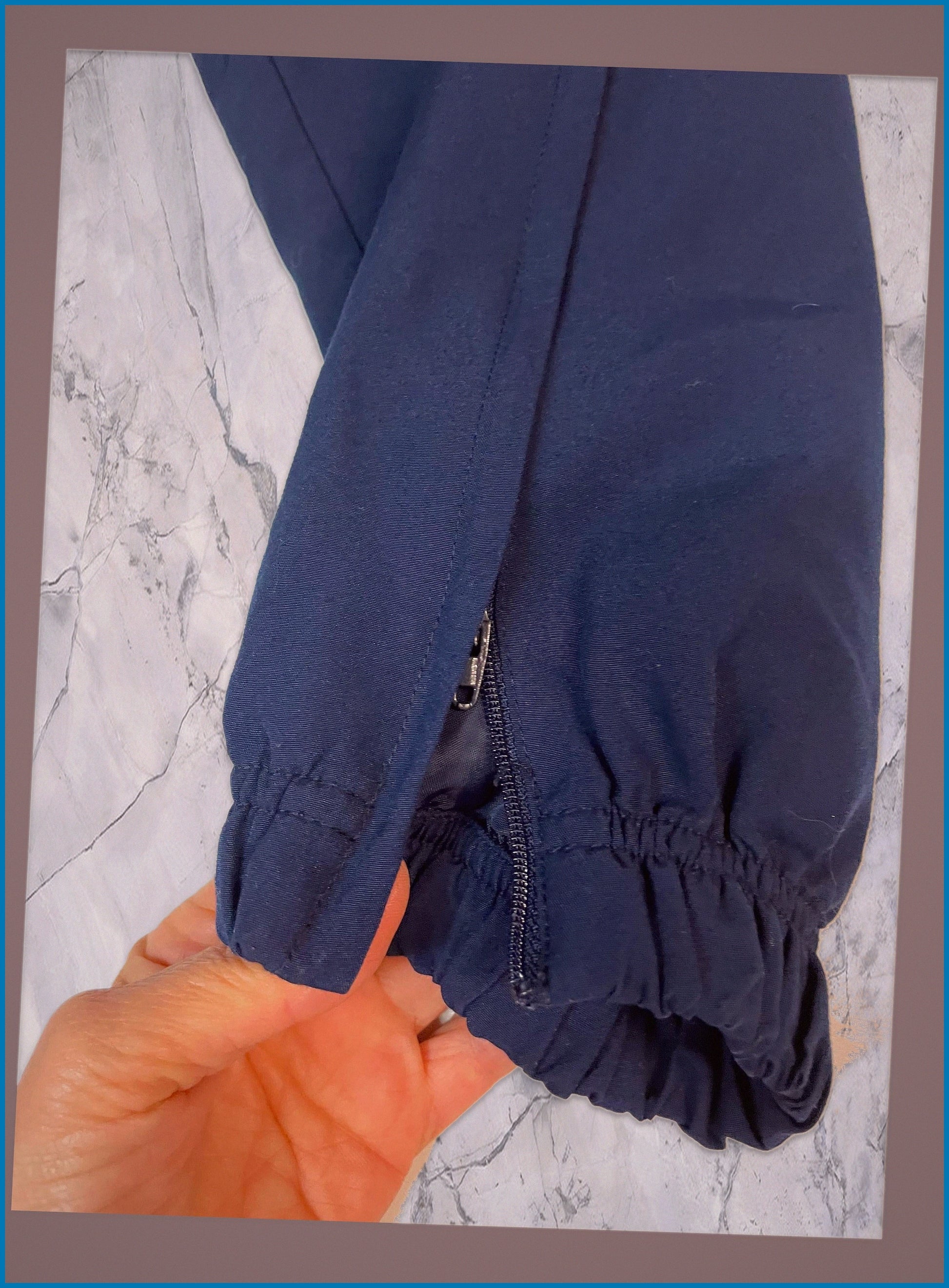 Entdecke unsere Vintage Track Pants von Nike und anderen Marken, erhältlich bei Valuxery.de - Dein Shop für trendige Vintage - Kleidung. Unsere Track Pants sind aus hochwertigen Materialien und