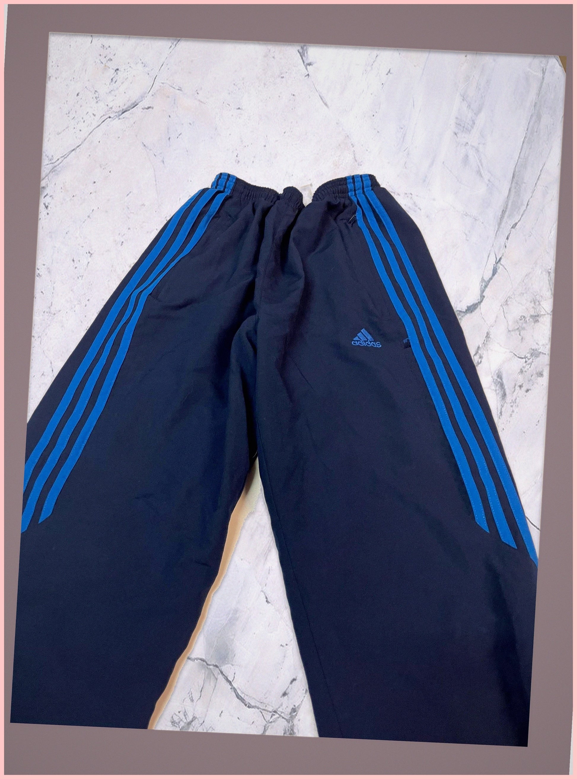 Entdecke unsere Vintage Track Pants von Nike und anderen Marken, erhältlich bei Valuxery.de - Dein Shop für trendige Vintage - Kleidung. Unsere Track Pants sind aus hochwertigen Materialien und
