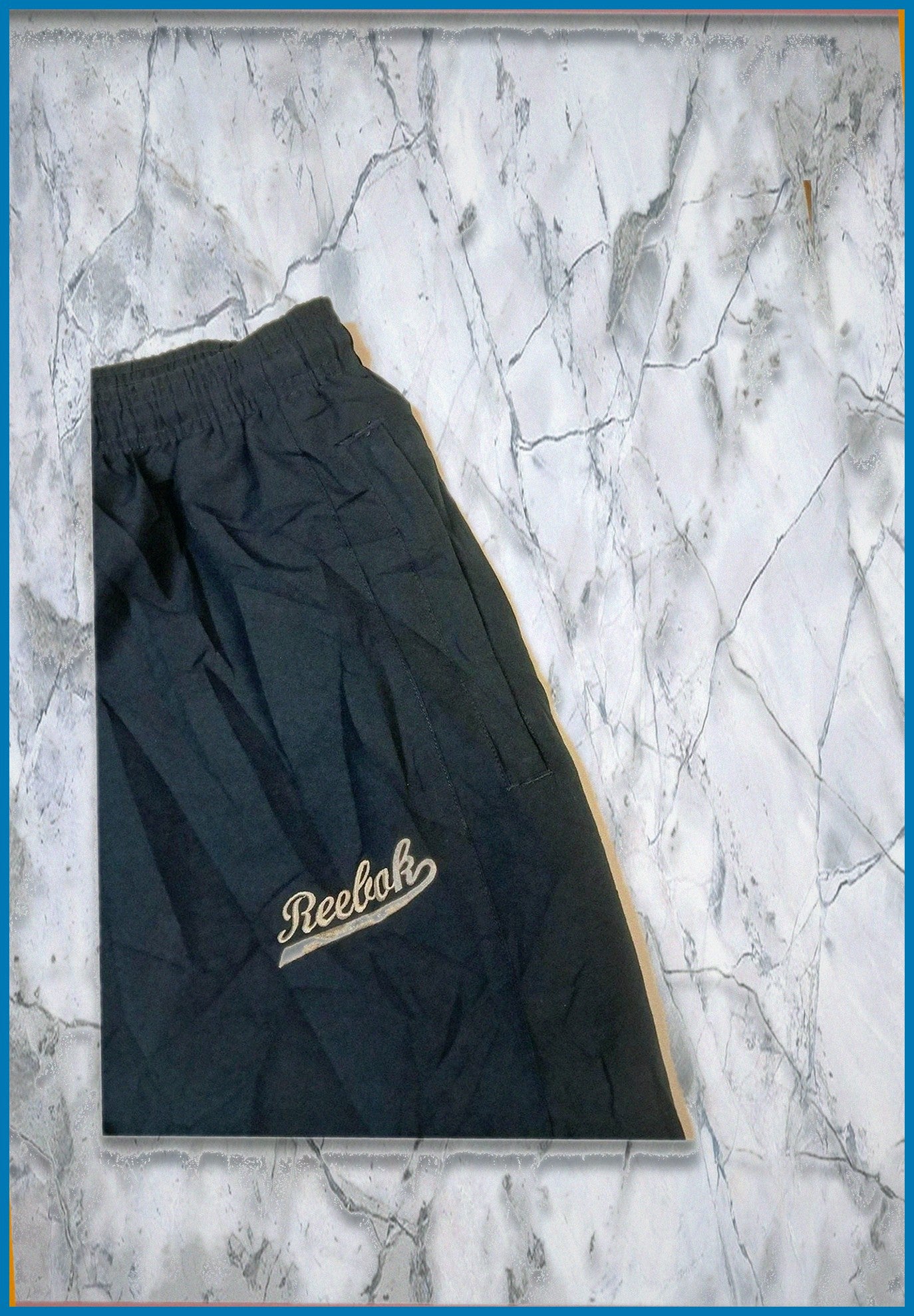 Entdecke unsere Vintage Track Pants von Nike und anderen Marken, erhältlich bei Valuxery.de - Dein Shop für trendige Vintage - Kleidung. Unsere Track Pants sind aus hochwertigen Materialien und