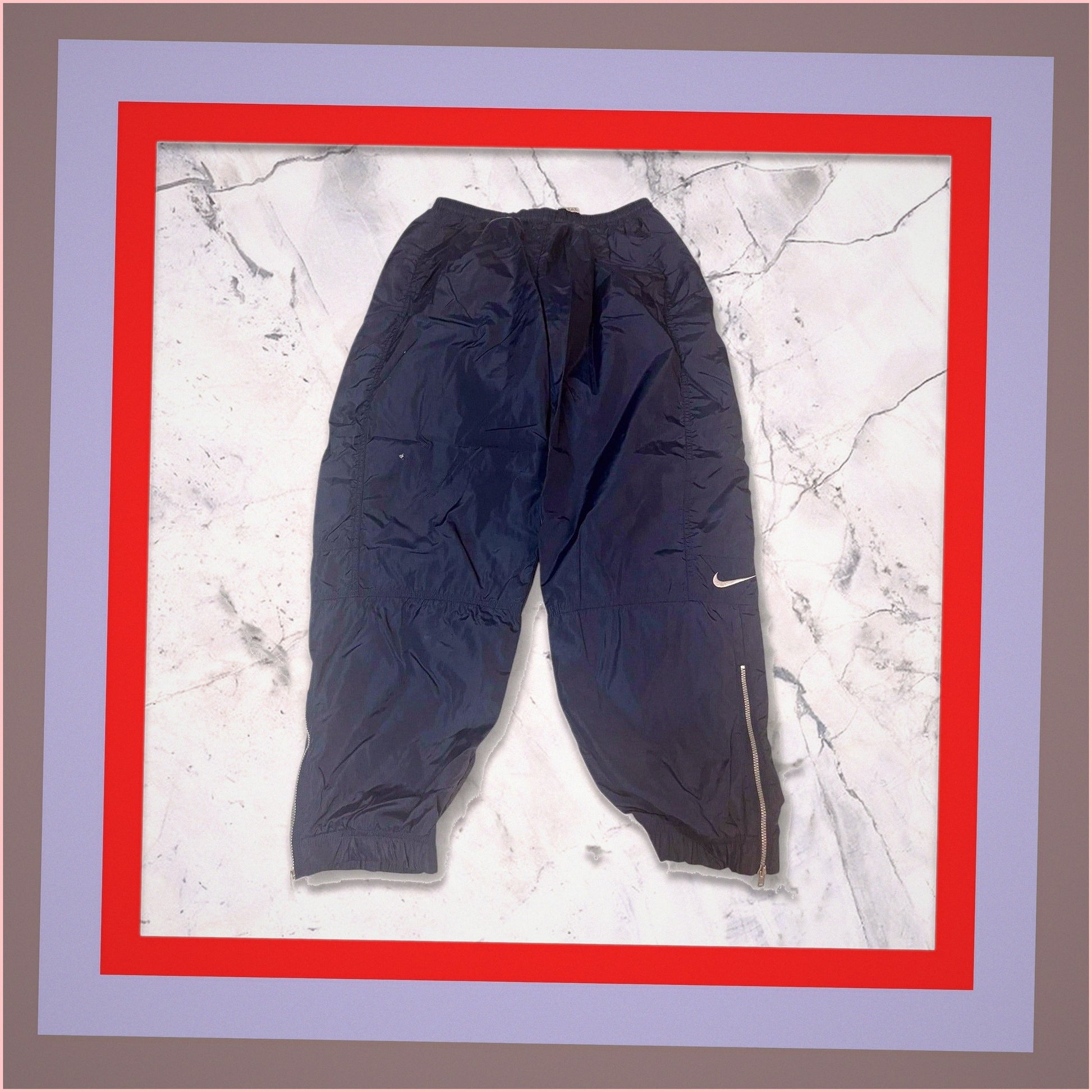 Entdecke unsere Vintage Track Pants von Nike und anderen Marken, erhältlich bei Valuxery.de - Dein Shop für trendige Vintage - Kleidung. Unsere Track Pants sind aus hochwertigen Materialien und
