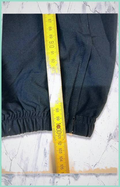 Entdecke unsere Vintage Track Pants von Nike und anderen Marken, erhältlich bei Valuxery.de - Dein Shop für trendige Vintage - Kleidung. Unsere Track Pants sind aus hochwertigen Materialien und