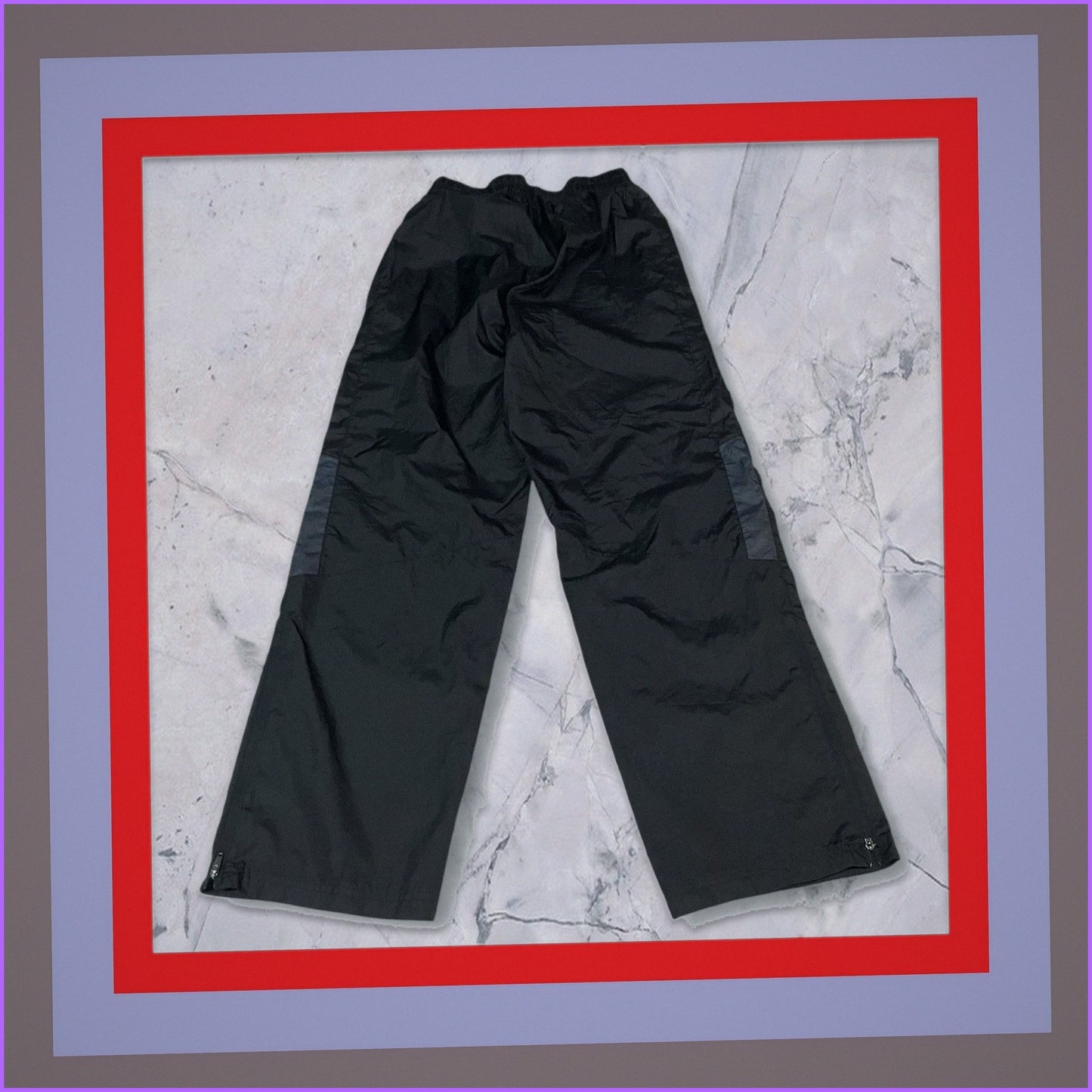 Entdecke unsere Vintage Track Pants von Nike und anderen Marken, erhältlich bei Valuxery.de - Dein Shop für trendige Vintage - Kleidung. Unsere Track Pants sind aus hochwertigen Materialien und