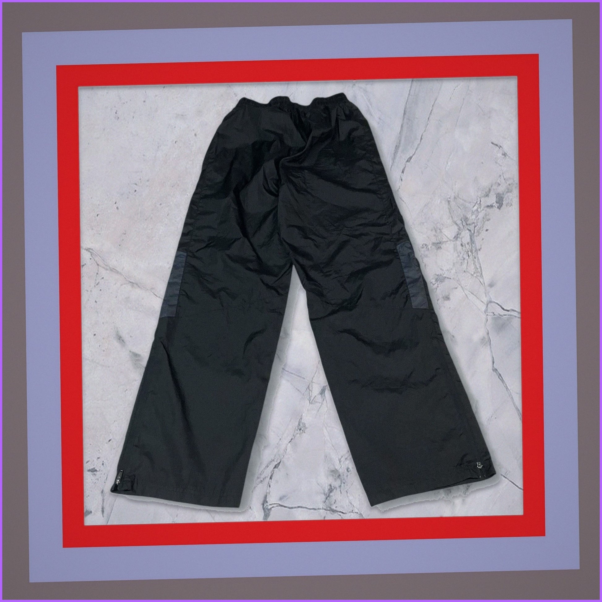 Entdecke unsere Vintage Track Pants von Nike und anderen Marken, erhältlich bei Valuxery.de - Dein Shop für trendige Vintage - Kleidung. Unsere Track Pants sind aus hochwertigen Materialien und