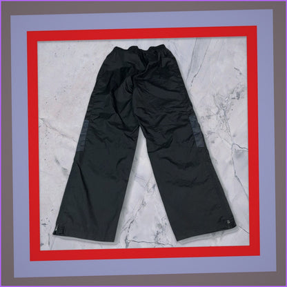Entdecke unsere Vintage Track Pants von Nike und anderen Marken, erhältlich bei Valuxery.de - Dein Shop für trendige Vintage - Kleidung. Unsere Track Pants sind aus hochwertigen Materialien und