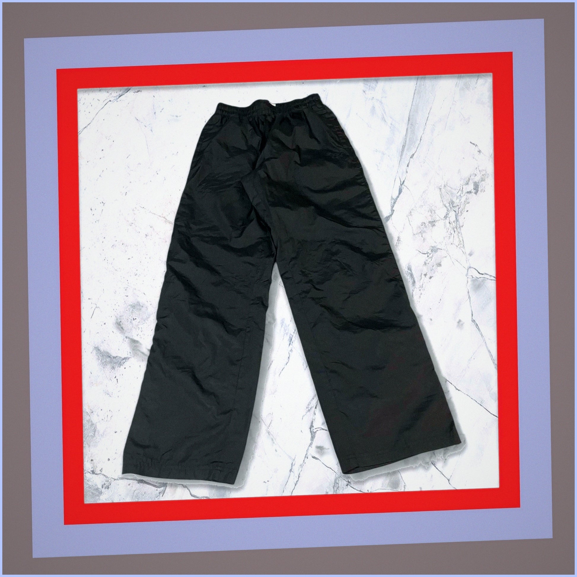 Entdecke unsere Vintage Track Pants von Nike und anderen Marken, erhältlich bei Valuxery.de - Dein Shop für trendige Vintage - Kleidung. Unsere Track Pants sind aus hochwertigen Materialien und
