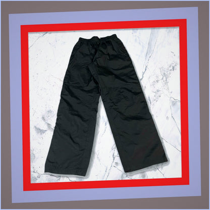 Entdecke unsere Vintage Track Pants von Nike und anderen Marken, erhältlich bei Valuxery.de - Dein Shop für trendige Vintage - Kleidung. Unsere Track Pants sind aus hochwertigen Materialien und
