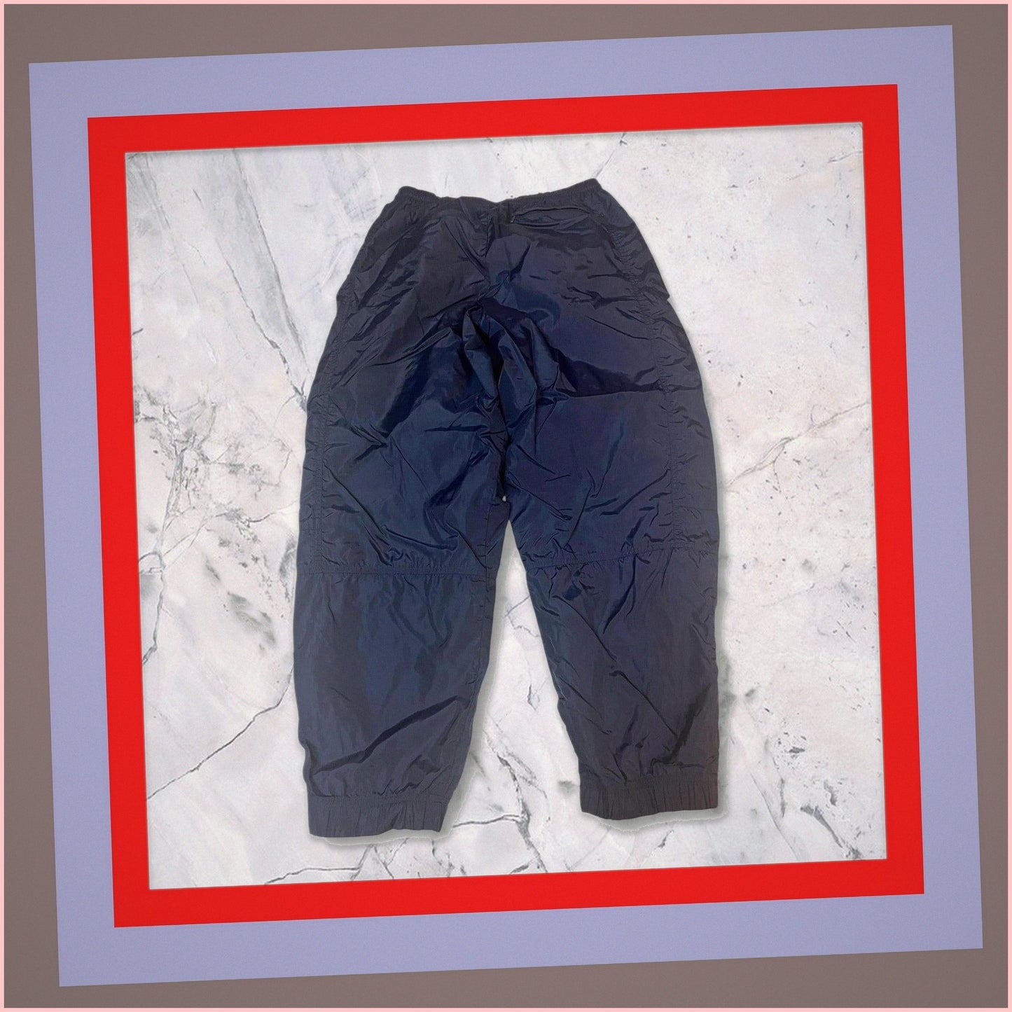 Entdecke unsere Vintage Track Pants von Nike und anderen Marken, erhältlich bei Valuxery.de - Dein Shop für trendige Vintage - Kleidung. Unsere Track Pants sind aus hochwertigen Materialien und