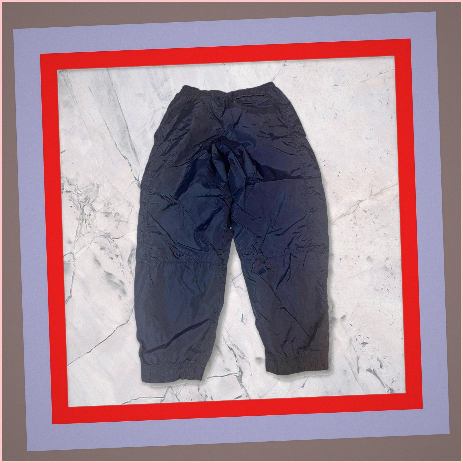 Entdecke unsere Vintage Track Pants von Nike und anderen Marken, erhältlich bei Valuxery.de - Dein Shop für trendige Vintage - Kleidung. Unsere Track Pants sind aus hochwertigen Materialien und