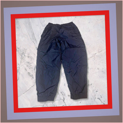 Entdecke unsere Vintage Track Pants von Nike und anderen Marken, erhältlich bei Valuxery.de - Dein Shop für trendige Vintage - Kleidung. Unsere Track Pants sind aus hochwertigen Materialien und