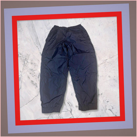 Entdecke unsere Vintage Track Pants von Nike und anderen Marken, erhältlich bei Valuxery.de - Dein Shop für trendige Vintage - Kleidung. Unsere Track Pants sind aus hochwertigen Materialien und