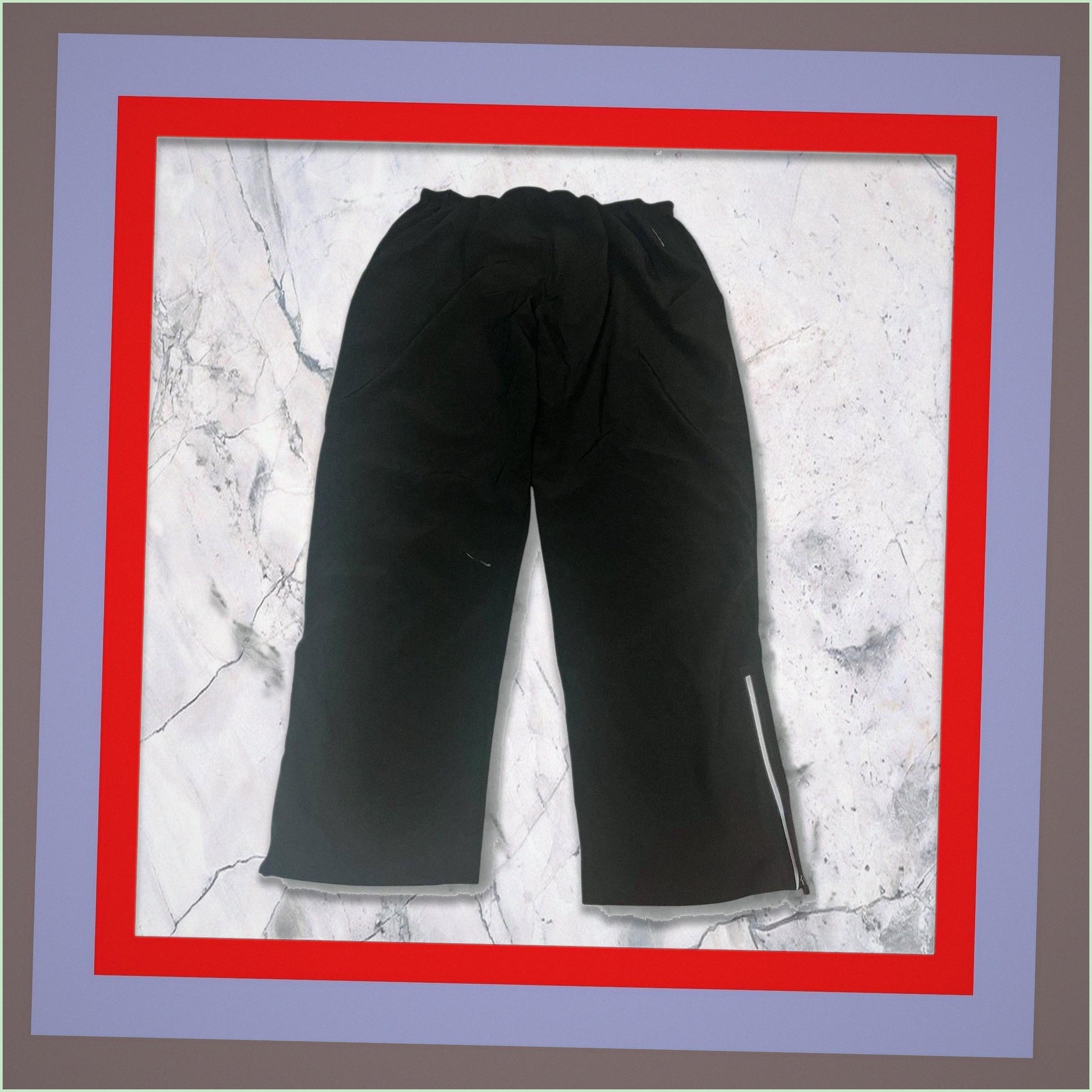 Entdecke unsere Vintage Track Pants von Nike und anderen Marken, erhältlich bei Valuxery.de - Dein Shop für trendige Vintage - Kleidung. Unsere Track Pants sind aus hochwertigen Materialien und