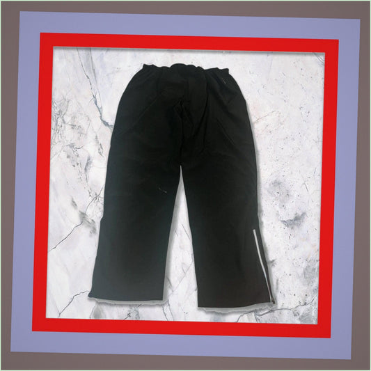 Entdecke unsere Vintage Track Pants von Nike und anderen Marken, erhältlich bei Valuxery.de - Dein Shop für trendige Vintage - Kleidung. Unsere Track Pants sind aus hochwertigen Materialien und