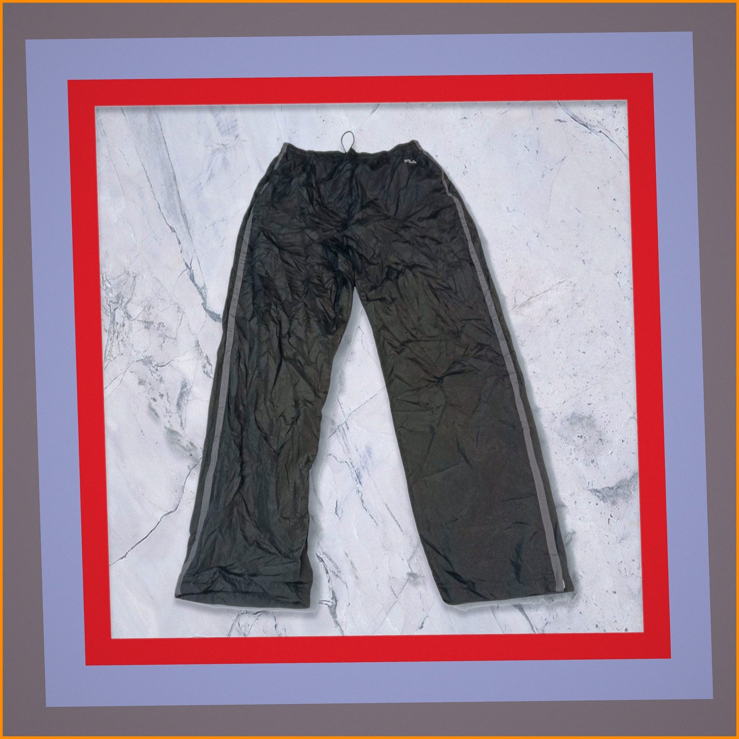Entdecke unsere Vintage Track Pants von Nike und anderen Marken, erhältlich bei Valuxery.de - Dein Shop für trendige Vintage - Kleidung. Unsere Track Pants sind aus hochwertigen Materialien und