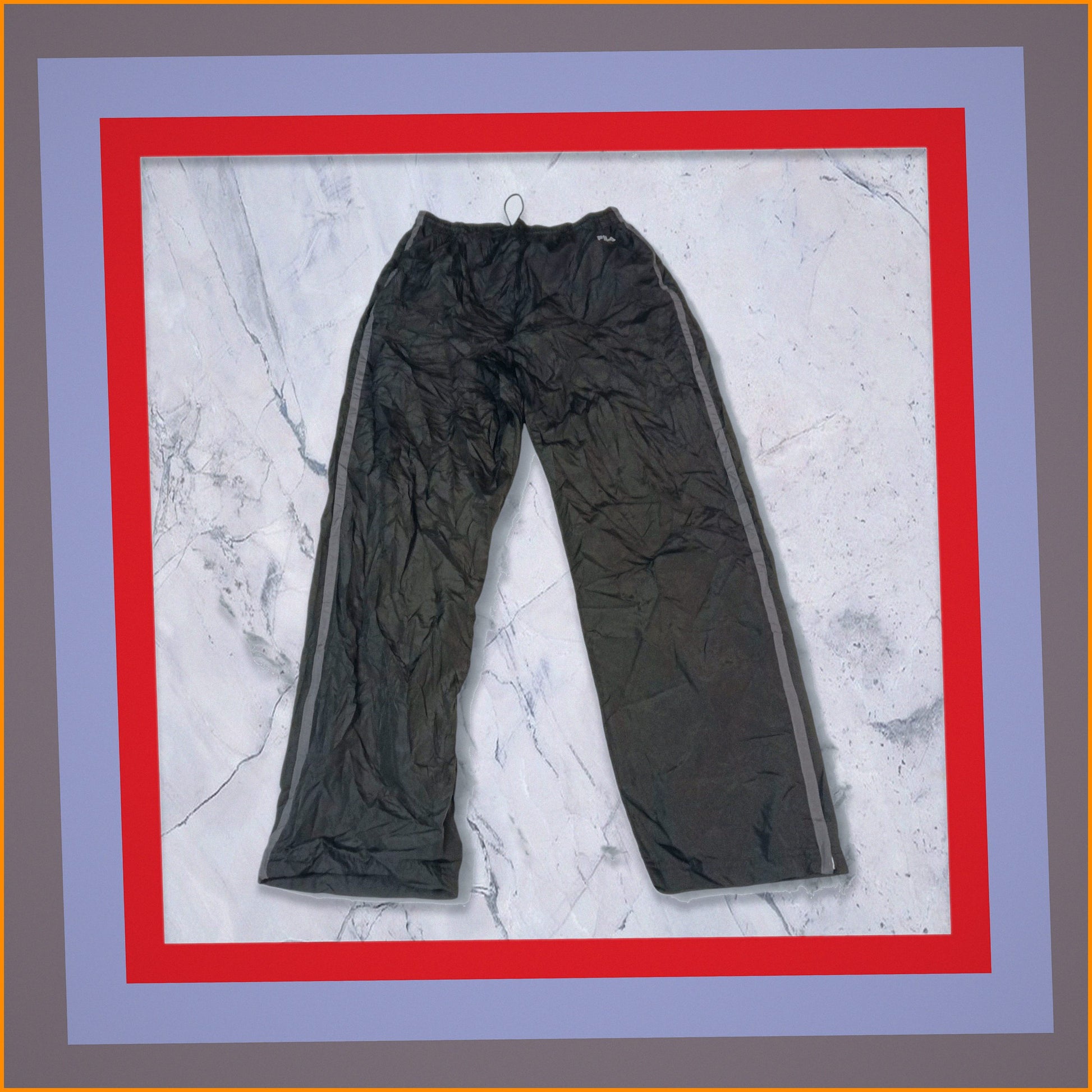 Entdecke unsere Vintage Track Pants von Nike und anderen Marken, erhältlich bei Valuxery.de - Dein Shop für trendige Vintage - Kleidung. Unsere Track Pants sind aus hochwertigen Materialien und