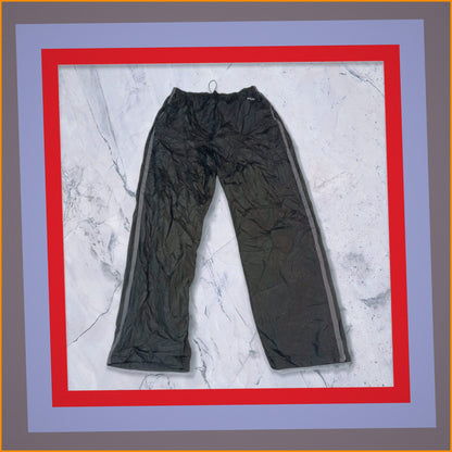 Entdecke unsere Vintage Track Pants von Nike und anderen Marken, erhältlich bei Valuxery.de - Dein Shop für trendige Vintage - Kleidung. Unsere Track Pants sind aus hochwertigen Materialien und