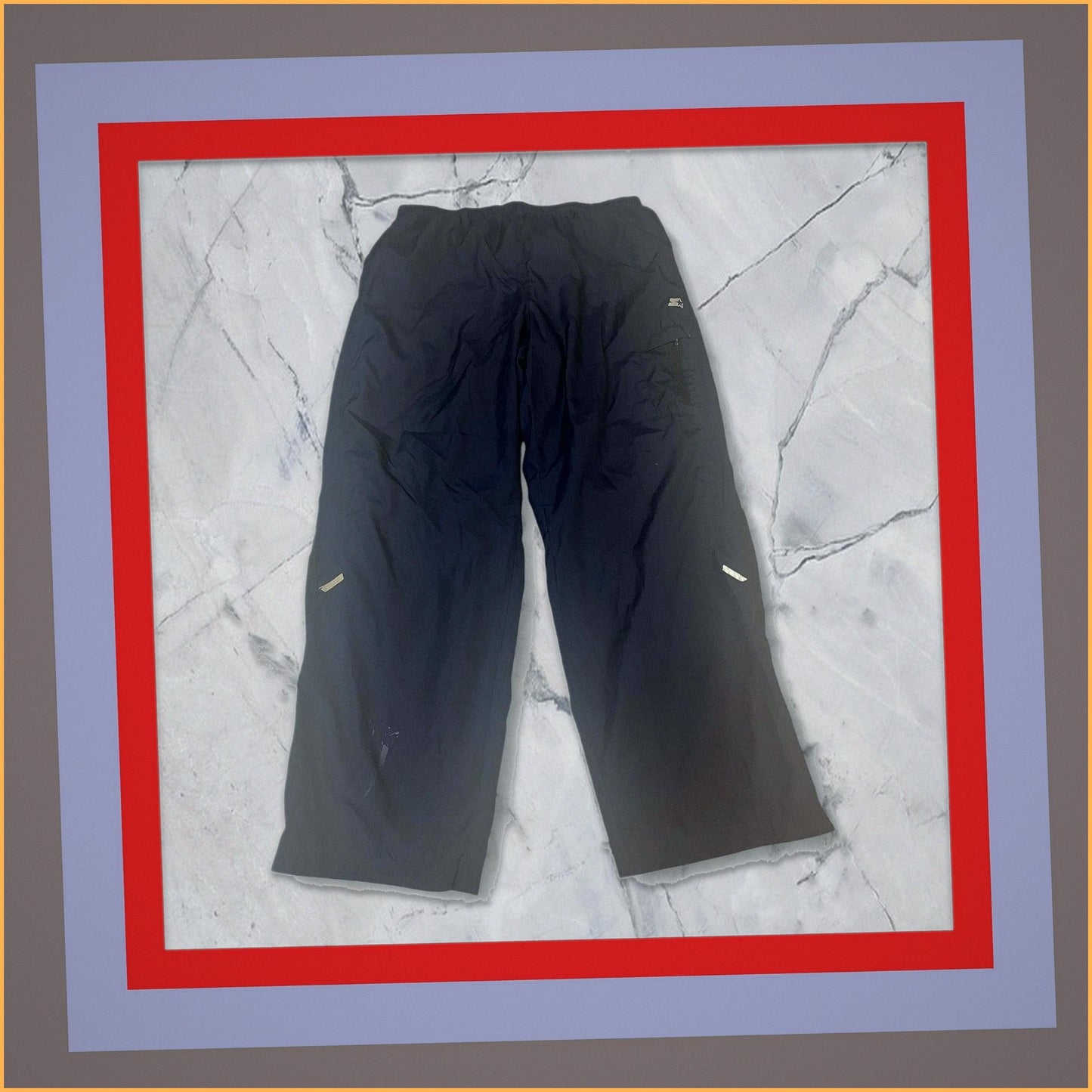 Entdecke unsere Vintage Track Pants von Nike und anderen Marken, erhältlich bei Valuxery.de - Dein Shop für trendige Vintage - Kleidung. Unsere Track Pants sind aus hochwertigen Materialien und
