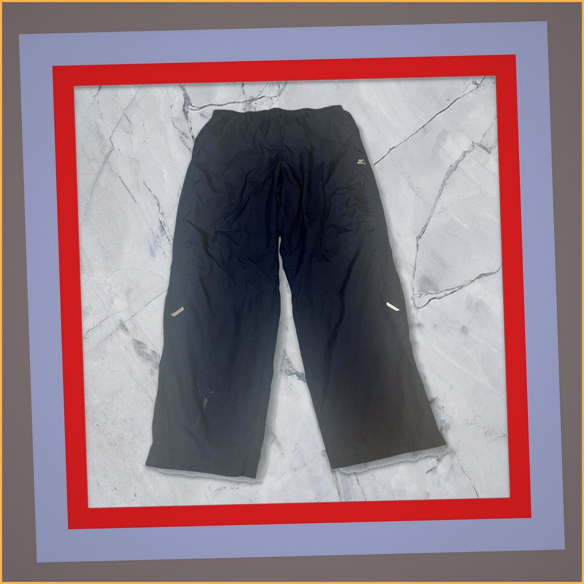 Entdecke unsere Vintage Track Pants von Nike und anderen Marken, erhältlich bei Valuxery.de - Dein Shop für trendige Vintage - Kleidung. Unsere Track Pants sind aus hochwertigen Materialien und