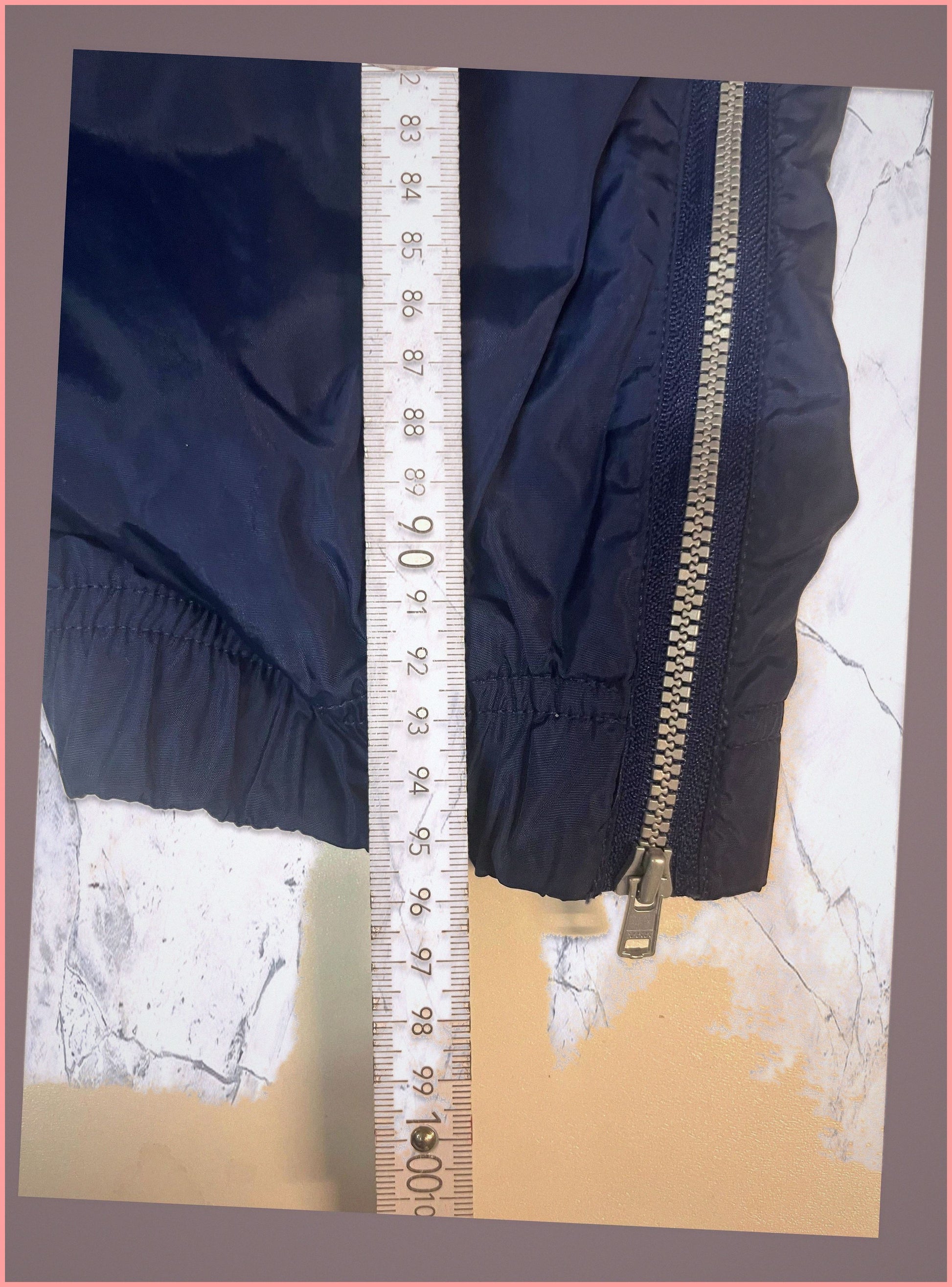 Entdecke unsere Vintage Track Pants von Nike und anderen Marken, erhältlich bei Valuxery.de - Dein Shop für trendige Vintage - Kleidung. Unsere Track Pants sind aus hochwertigen Materialien und