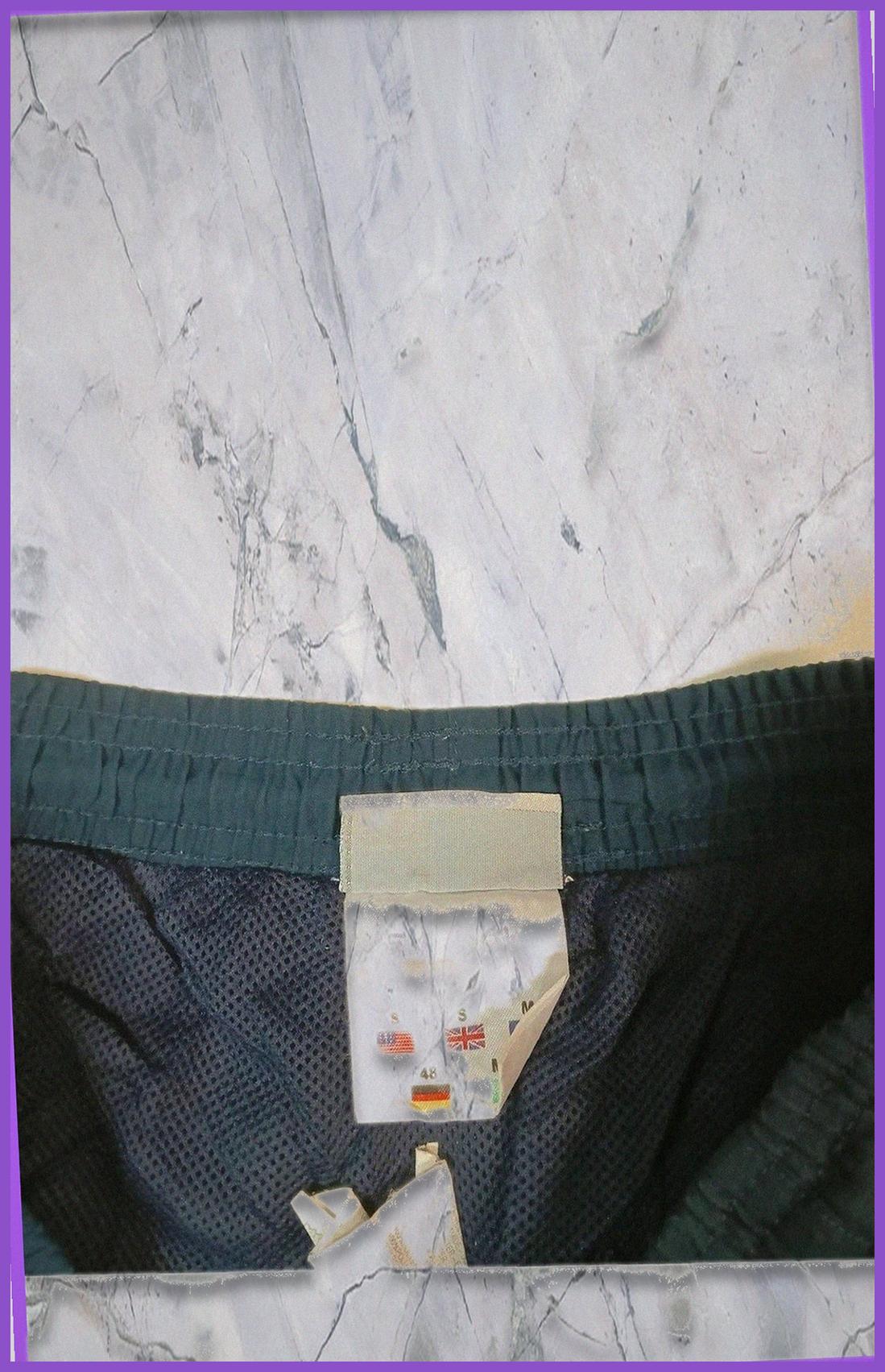 Entdecke unsere Vintage Track Pants von Nike und anderen Marken, erhältlich bei Valuxery.de - Dein Shop für trendige Vintage - Kleidung. Unsere Track Pants sind aus hochwertigen Materialien und
