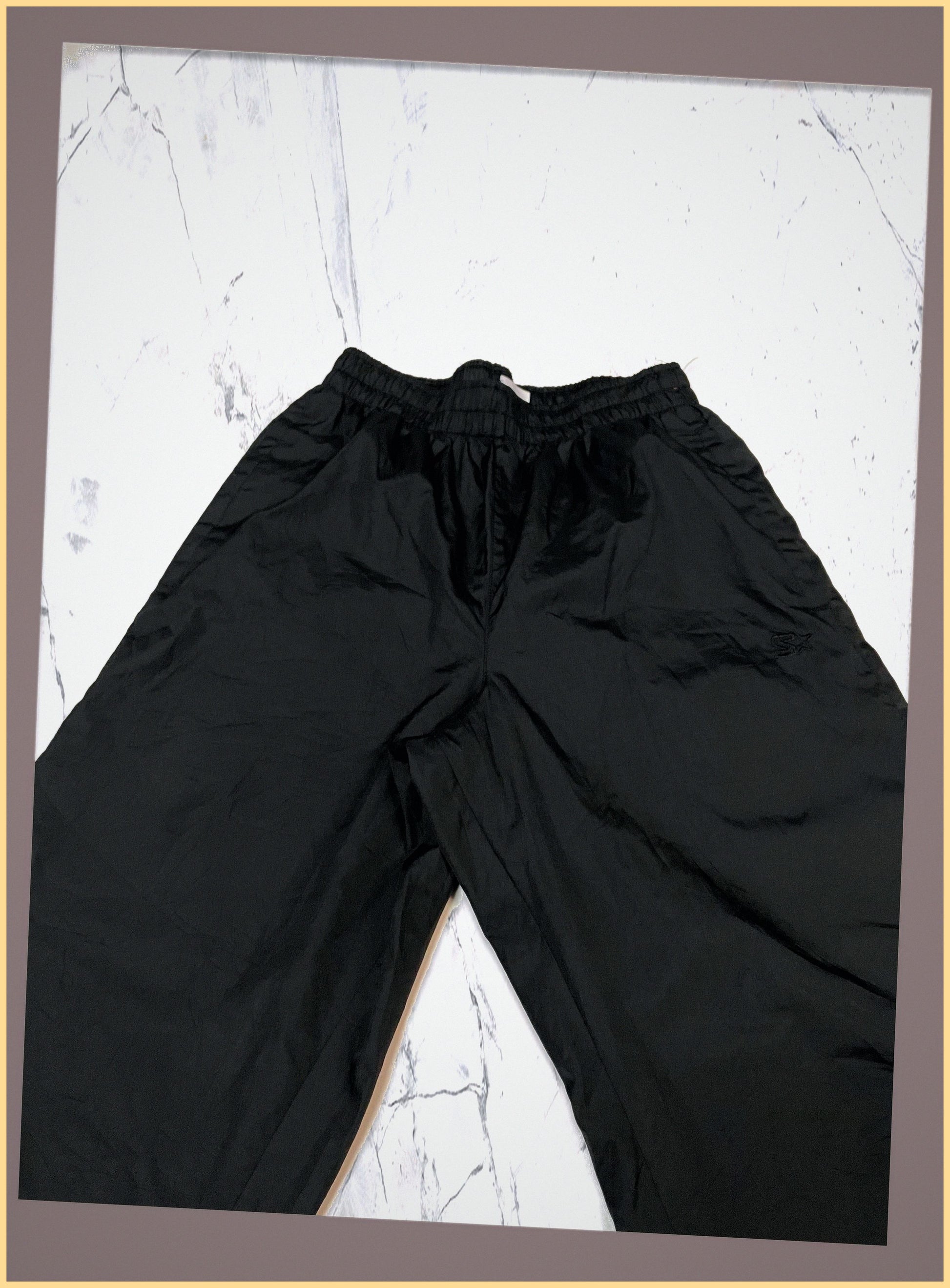 Entdecke unsere Vintage Track Pants von Nike und anderen Marken, erhältlich bei Valuxery.de - Dein Shop für trendige Vintage - Kleidung. Unsere Track Pants sind aus hochwertigen Materialien und