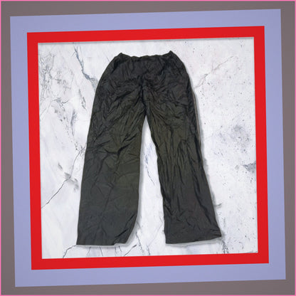 Entdecke unsere Vintage Track Pants von Nike und anderen Marken, erhältlich bei Valuxery.de - Dein Shop für trendige Vintage - Kleidung. Unsere Track Pants sind aus hochwertigen Materialien und
