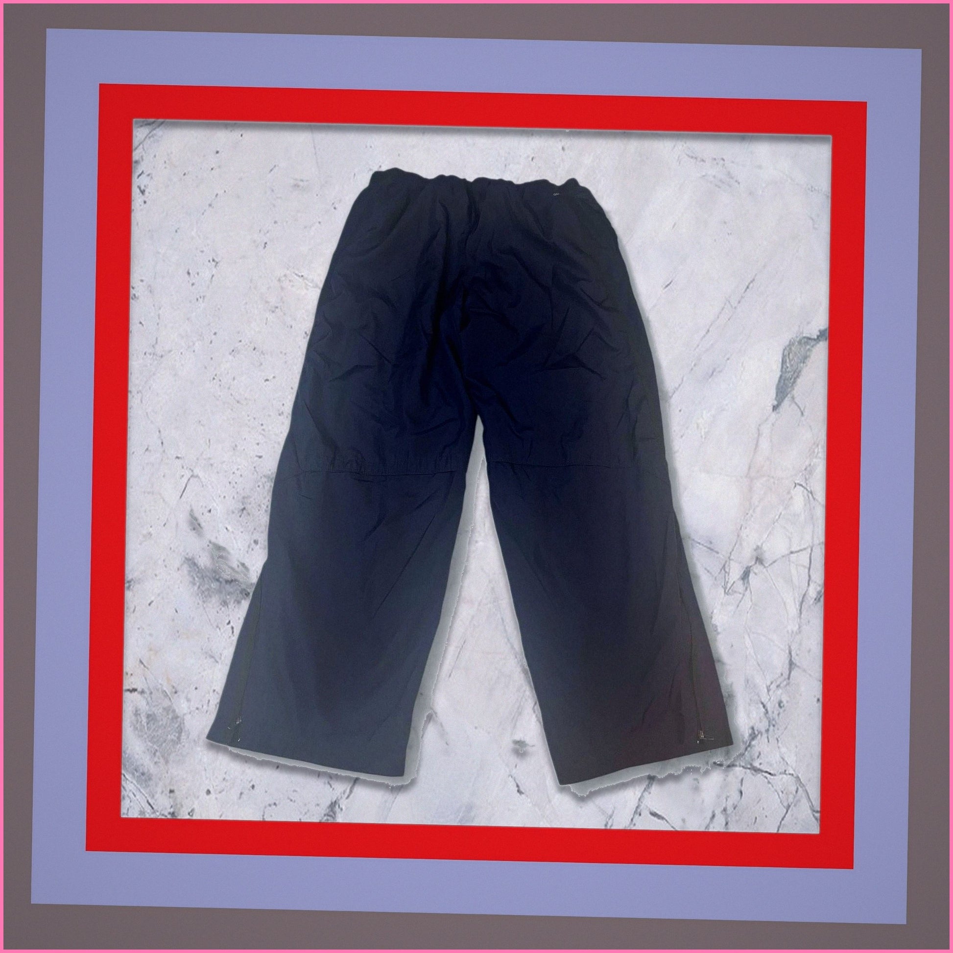 Entdecke unsere Vintage Track Pants von Nike und anderen Marken, erhältlich bei Valuxery.de - Dein Shop für trendige Vintage - Kleidung. Unsere Track Pants sind aus hochwertigen Materialien und