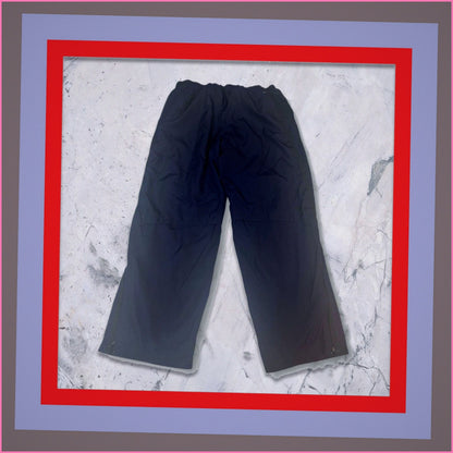 Entdecke unsere Vintage Track Pants von Nike und anderen Marken, erhältlich bei Valuxery.de - Dein Shop für trendige Vintage - Kleidung. Unsere Track Pants sind aus hochwertigen Materialien und