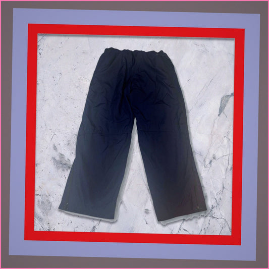 Entdecke unsere Vintage Track Pants von Nike und anderen Marken, erhältlich bei Valuxery.de - Dein Shop für trendige Vintage - Kleidung. Unsere Track Pants sind aus hochwertigen Materialien und