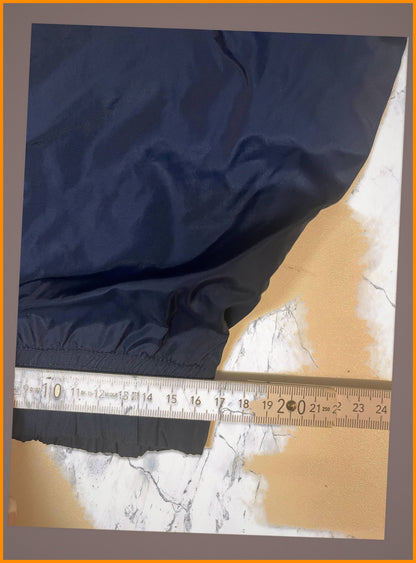 Entdecke unsere Vintage Track Pants von Nike und anderen Marken, erhältlich bei Valuxery.de - Dein Shop für trendige Vintage - Kleidung. Unsere Track Pants sind aus hochwertigen Materialien und