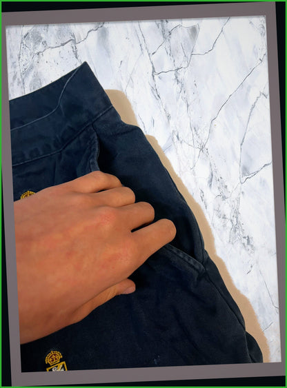 Entdecke unsere Vintage Track Pants von Nike und anderen Marken, erhältlich bei Valuxery.de - Dein Shop für trendige Vintage - Kleidung. Unsere Track Pants sind aus hochwertigen Materialien und