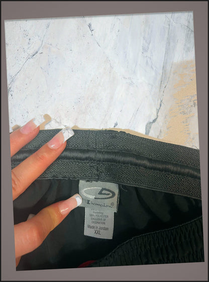 Entdecke unsere Vintage Track Pants von Nike und anderen Marken, erhältlich bei Valuxery.de - Dein Shop für trendige Vintage - Kleidung. Unsere Track Pants sind aus hochwertigen Materialien und