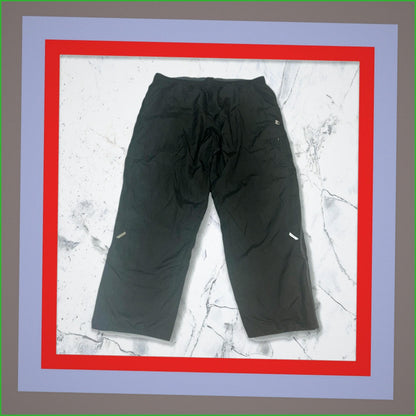 Entdecke unsere Vintage Track Pants von Nike und anderen Marken, erhältlich bei Valuxery.de - Dein Shop für trendige Vintage - Kleidung. Unsere Track Pants sind aus hochwertigen Materialien und