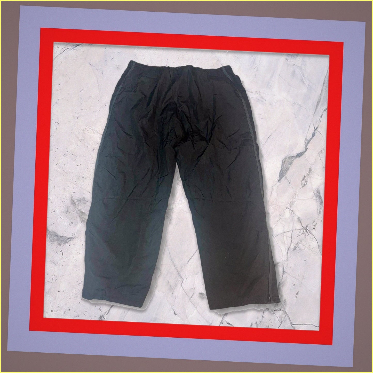 Entdecke unsere Vintage Track Pants von Nike und anderen Marken, erhältlich bei Valuxery.de - Dein Shop für trendige Vintage - Kleidung. Unsere Track Pants sind aus hochwertigen Materialien und