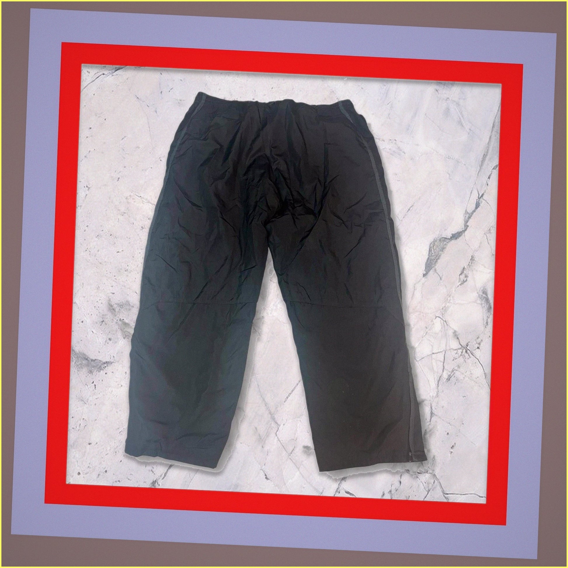 Entdecke unsere Vintage Track Pants von Nike und anderen Marken, erhältlich bei Valuxery.de - Dein Shop für trendige Vintage - Kleidung. Unsere Track Pants sind aus hochwertigen Materialien und