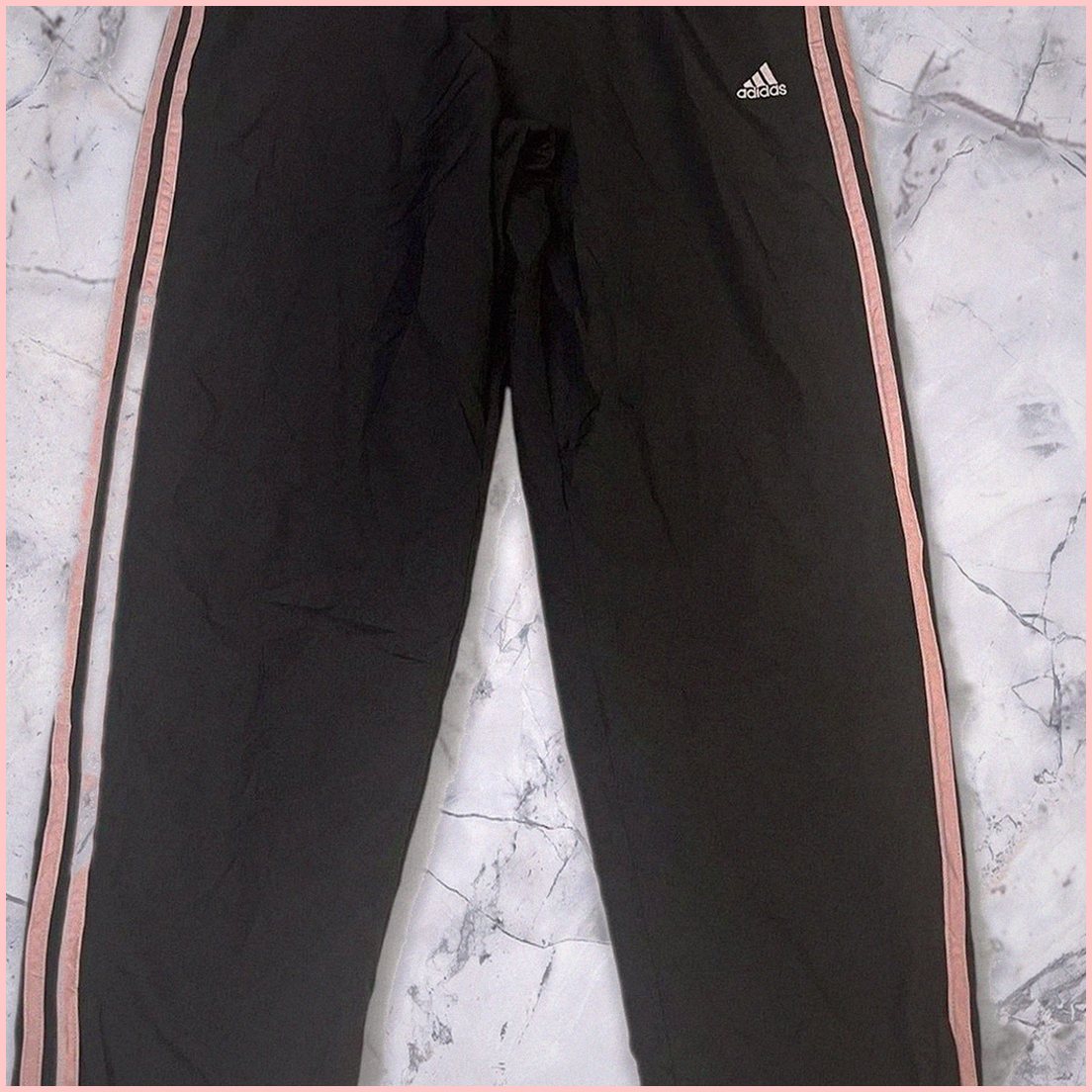 Entdecke unsere Vintage Track Pants von Nike und anderen Marken, erhältlich bei Valuxery.de - Dein Shop für trendige Vintage - Kleidung. Unsere Track Pants sind aus hochwertigen Materialien und