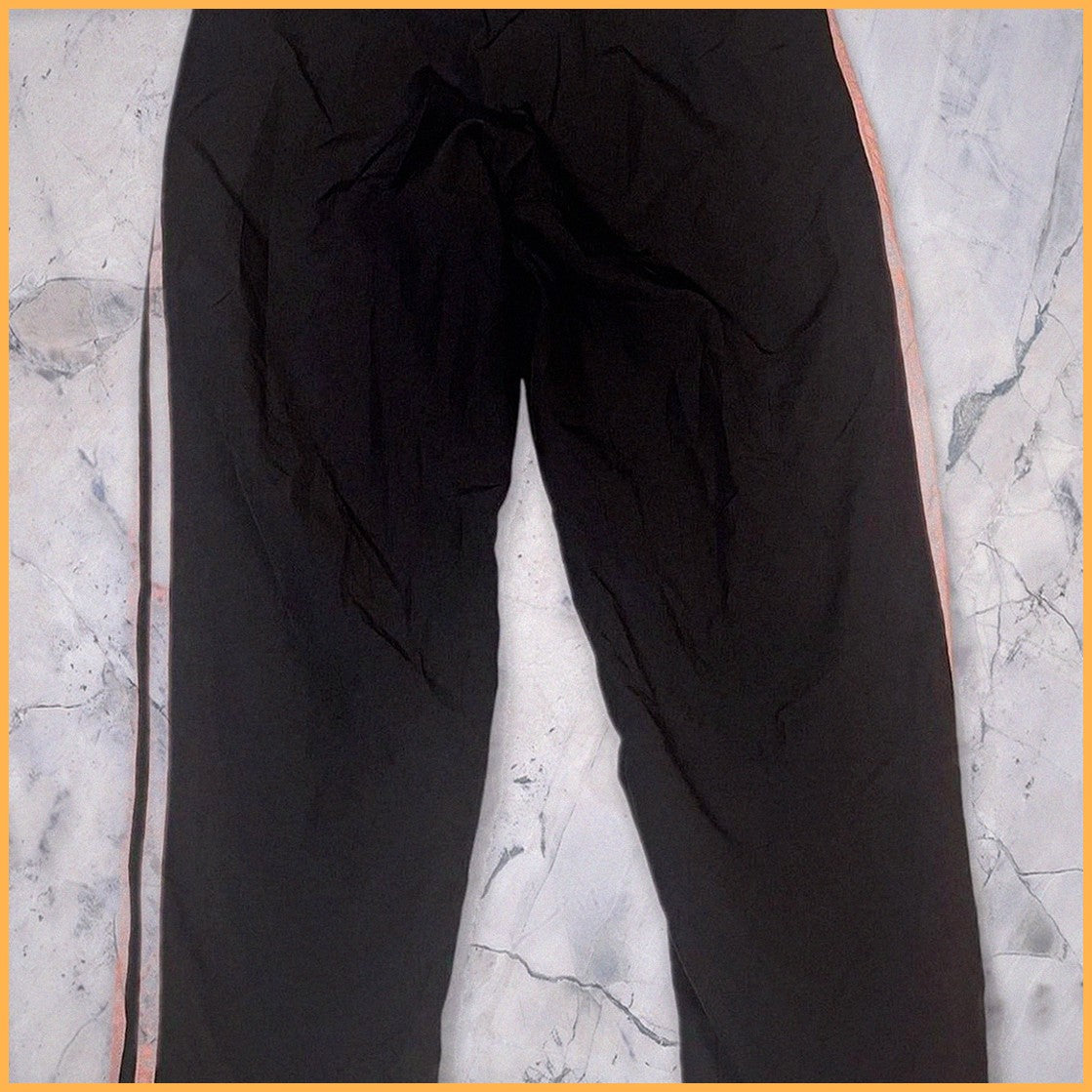 Entdecke unsere Vintage Track Pants von Nike und anderen Marken, erhältlich bei Valuxery.de - Dein Shop für trendige Vintage - Kleidung. Unsere Track Pants sind aus hochwertigen Materialien und