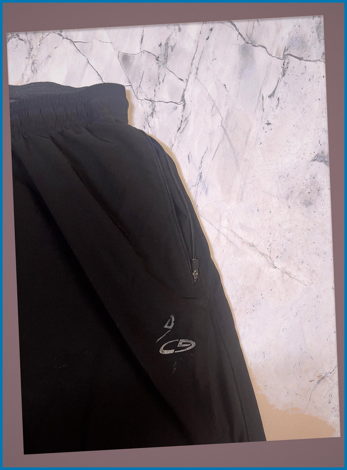 Entdecke unsere Vintage Track Pants von Nike und anderen Marken, erhältlich bei Valuxery.de - Dein Shop für trendige Vintage - Kleidung. Unsere Track Pants sind aus hochwertigen Materialien und