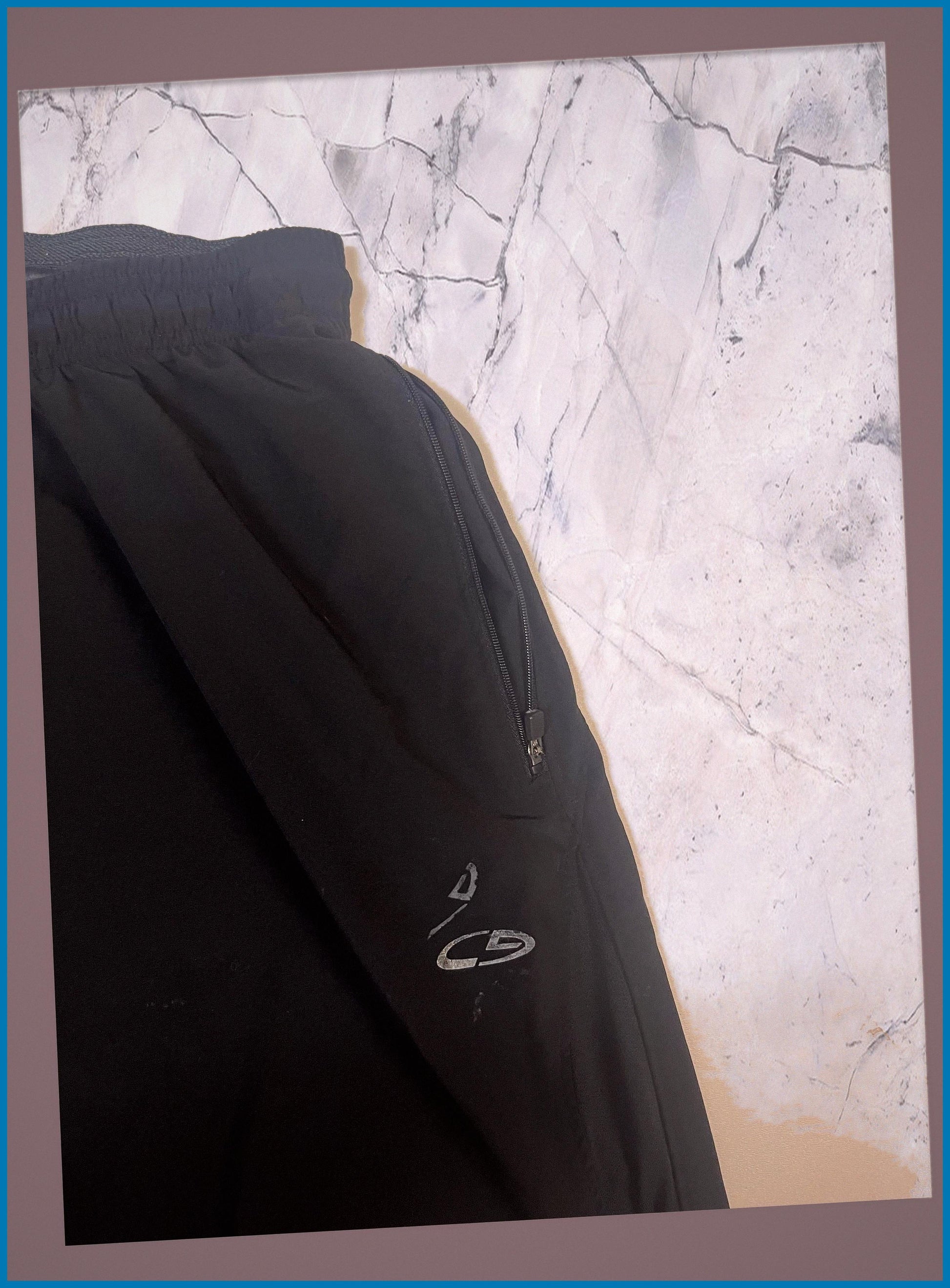 Entdecke unsere Vintage Track Pants von Nike und anderen Marken, erhältlich bei Valuxery.de - Dein Shop für trendige Vintage - Kleidung. Unsere Track Pants sind aus hochwertigen Materialien und