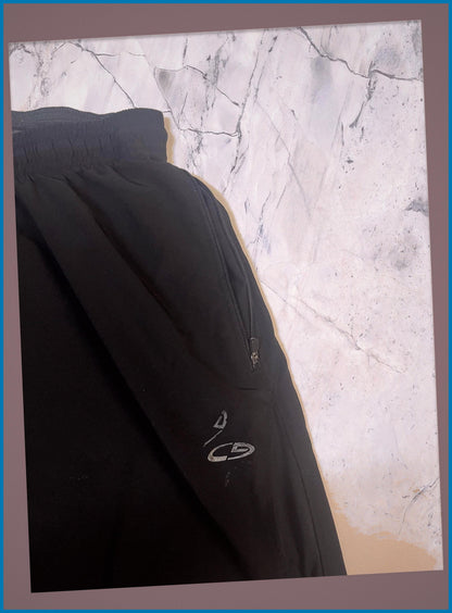 Entdecke unsere Vintage Track Pants von Nike und anderen Marken, erhältlich bei Valuxery.de - Dein Shop für trendige Vintage - Kleidung. Unsere Track Pants sind aus hochwertigen Materialien und