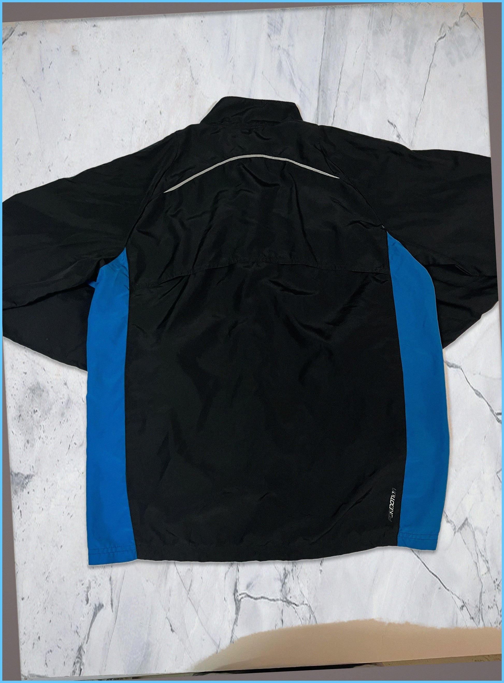 Entdecke unsere Vintage Track Pants von Nike und anderen Marken, erhältlich bei Valuxery.de - Dein Shop für trendige Vintage - Kleidung. Unsere Track Pants sind aus hochwertigen Materialien und