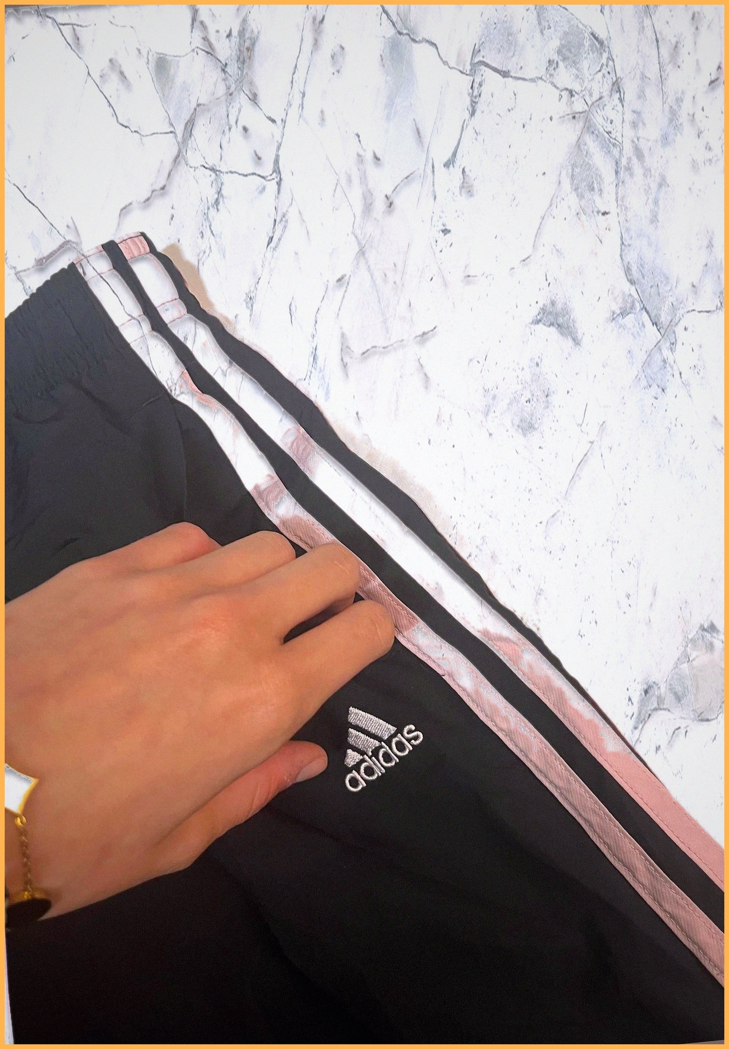 Entdecke unsere Vintage Track Pants von Nike und anderen Marken, erhältlich bei Valuxery.de - Dein Shop für trendige Vintage - Kleidung. Unsere Track Pants sind aus hochwertigen Materialien und