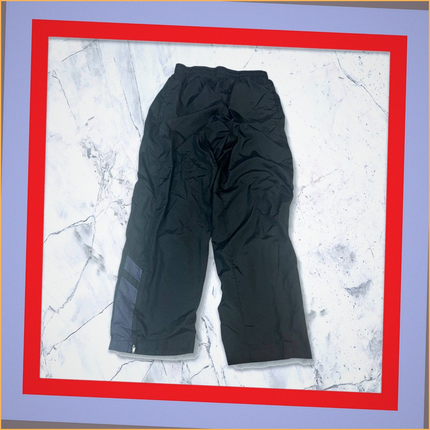 Entdecke unsere Vintage Track Pants von Nike und anderen Marken, erhältlich bei Valuxery.de - Dein Shop für trendige Vintage - Kleidung. Unsere Track Pants sind aus hochwertigen Materialien und