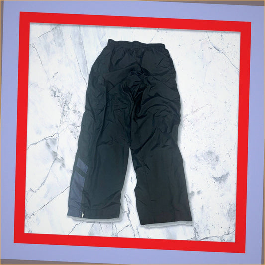 Entdecke unsere Vintage Track Pants von Nike und anderen Marken, erhältlich bei Valuxery.de - Dein Shop für trendige Vintage - Kleidung. Unsere Track Pants sind aus hochwertigen Materialien und