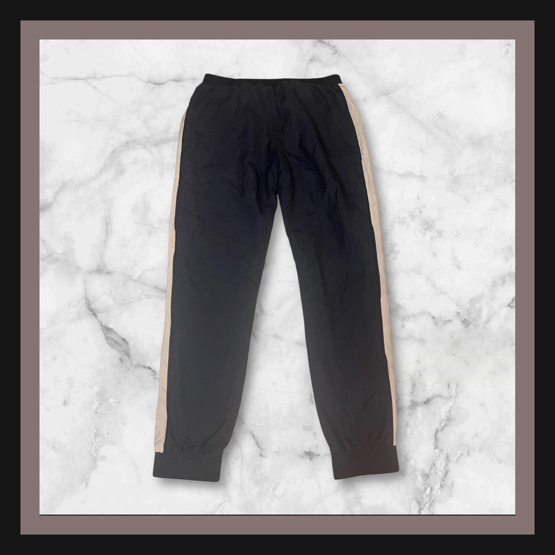 Entdecke unsere Vintage Track Pants von Nike und anderen Marken, erhältlich bei Valuxery.de - Dein Shop für trendige Vintage - Kleidung. Unsere Track Pants sind aus hochwertigen Materialien und